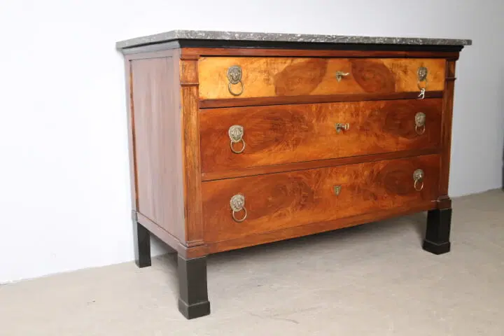 Comò cassettone Impero in noce e marmo, epoca XIX secolo