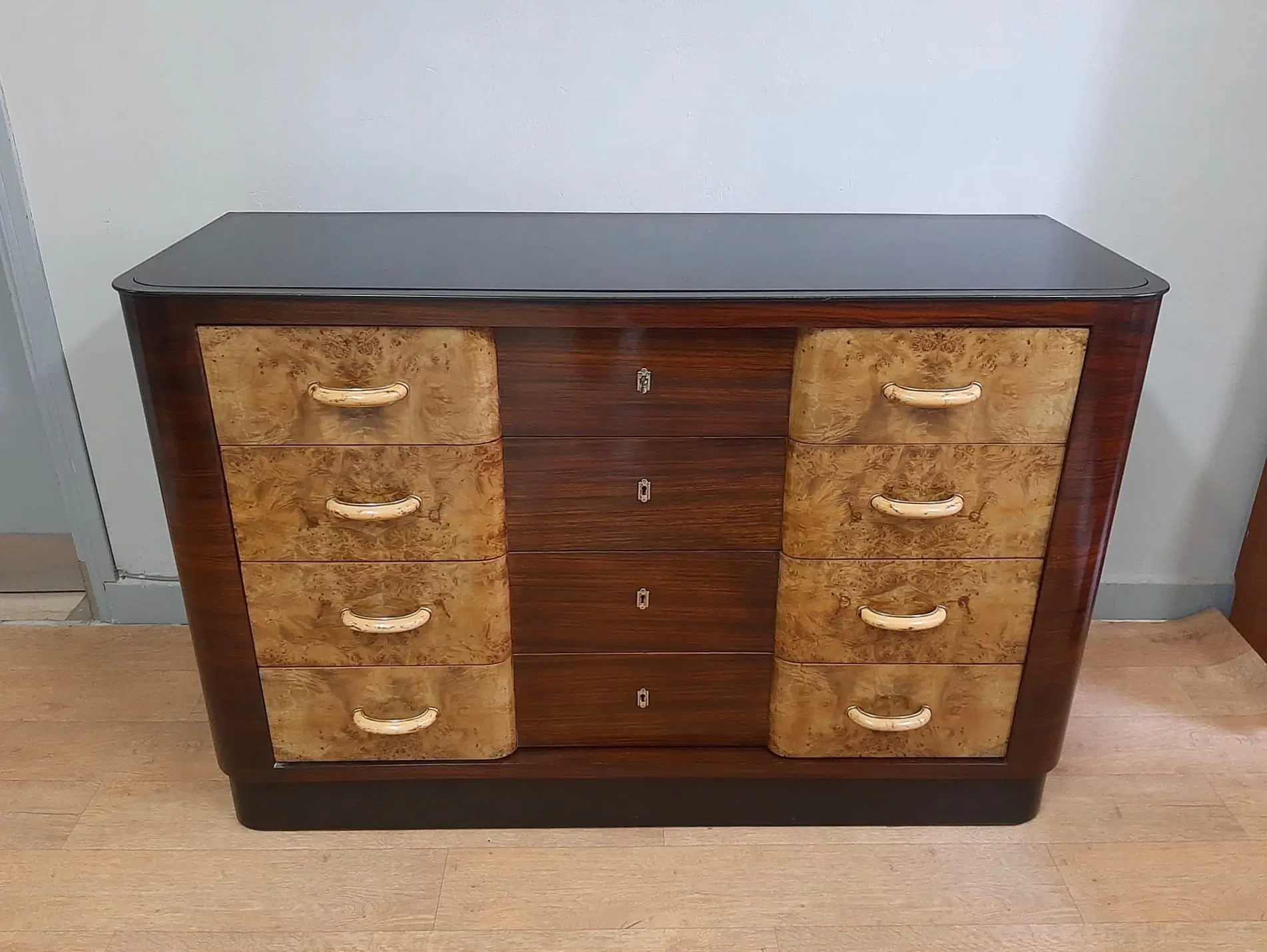 Bellissimo comò art deco razionalista in radica chiara e palissandro anni 1940