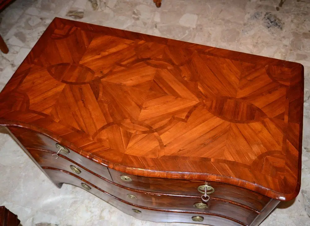 Cassettone emiliano Luigi XV mosso sul fronte - immagine 5