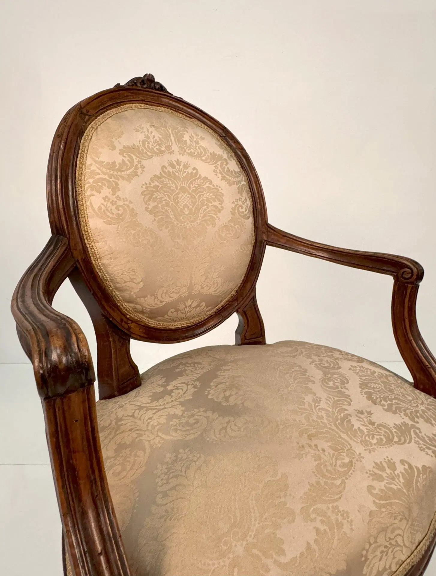 Set di quattro poltrone in noce Piemonte fine XVIII secolo - immagine 3