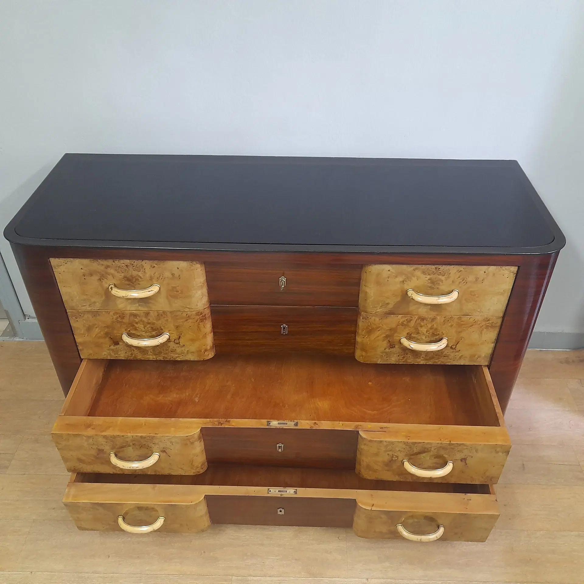 Bellissimo comò art deco razionalista in radica chiara e palissandro anni 1940 - immagine 3