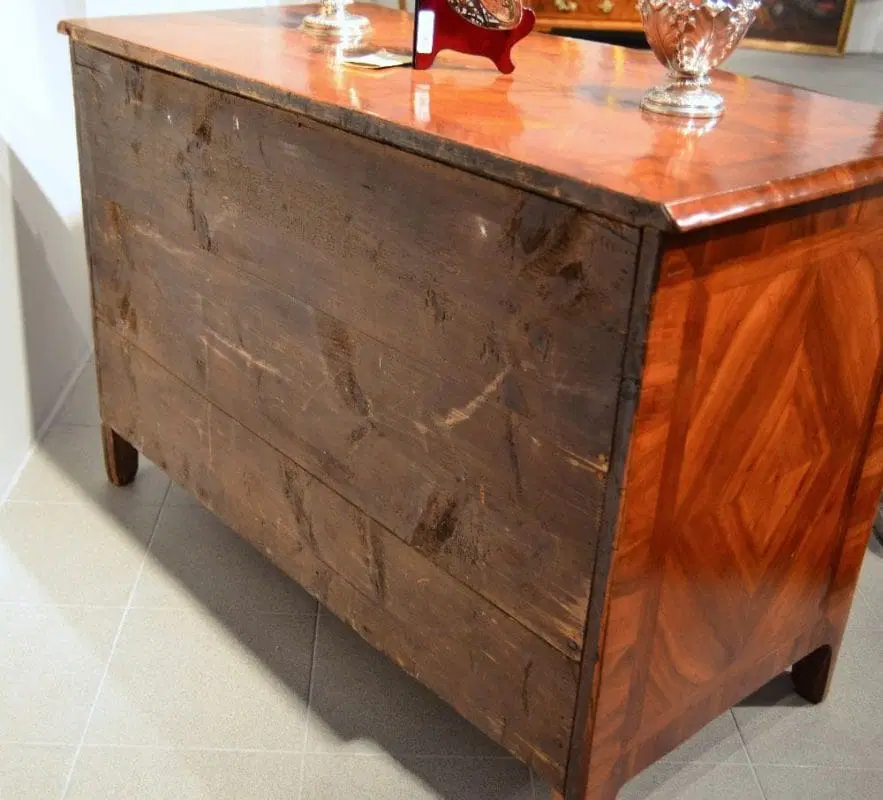 Cassettone emiliano Luigi XV mosso sul fronte - immagine 7