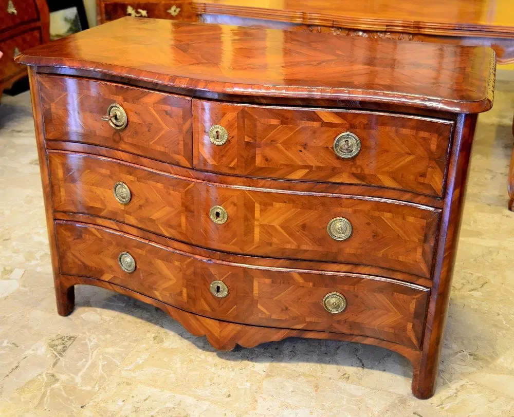 Cassettone emiliano Luigi XV mosso sul fronte - immagine 6