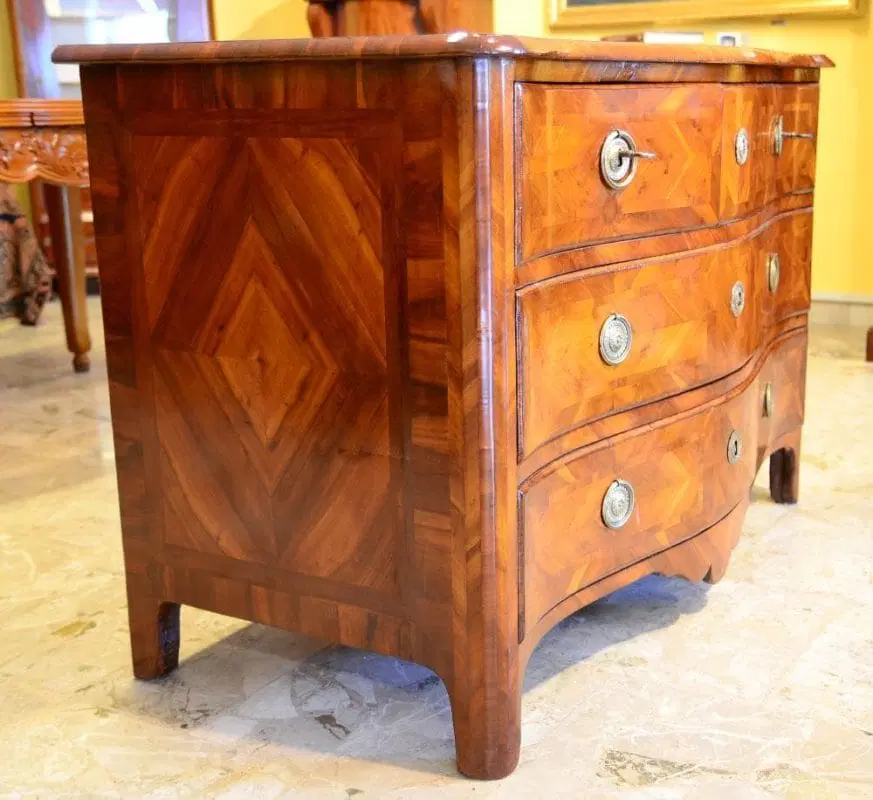 Cassettone emiliano Luigi XV mosso sul fronte - immagine 2