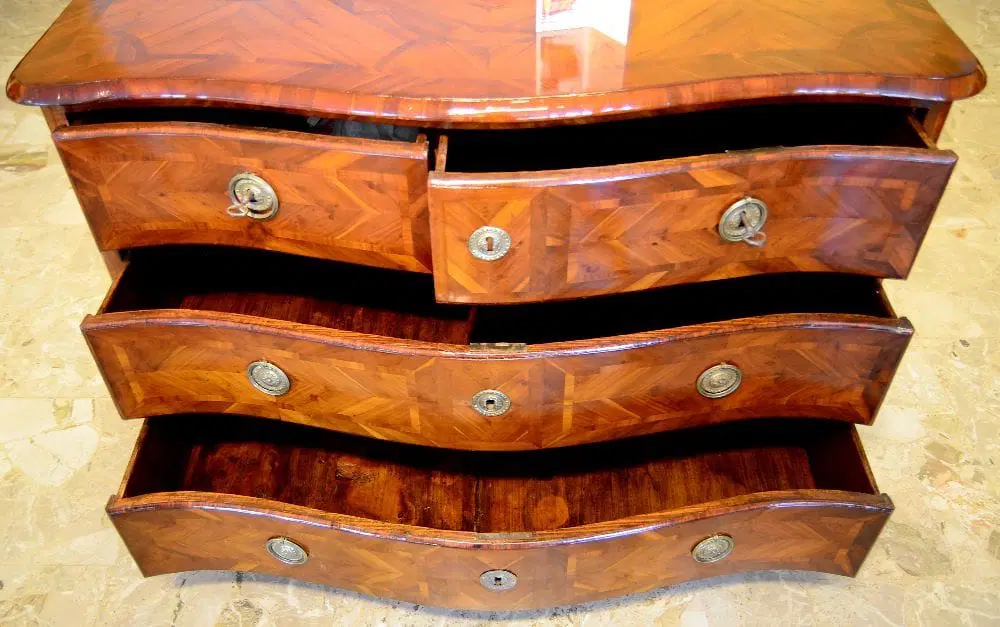 Cassettone emiliano Luigi XV mosso sul fronte - immagine 4