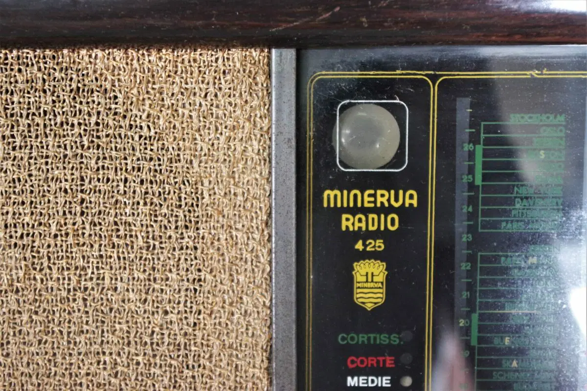 Radio Minerva 425 in radica di noce, 1941-1942 - immagine 4