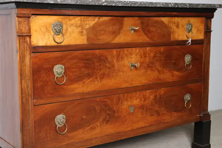 Comò cassettone Impero in noce e marmo, epoca XIX secolo - immagine 3