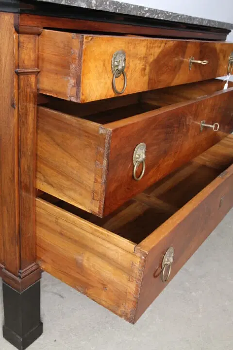 Comò cassettone Impero in noce e marmo, epoca XIX secolo - immagine 4