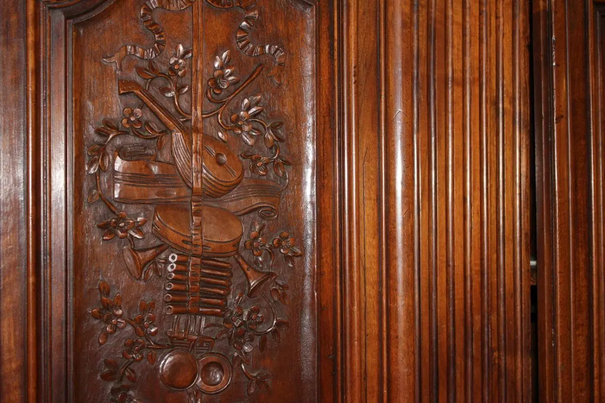 Armadio francese del ‘700 in stile Provenzale – Noce massello con ricchi intagli - immagine 3