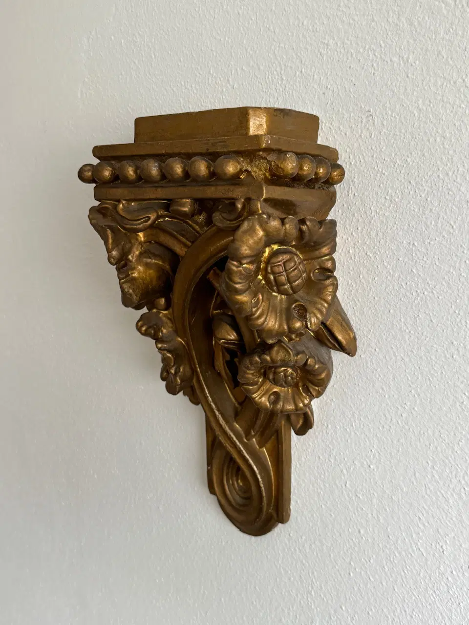 Decorazione Da Parete Piccola Mensola Anni 50 In Stile Liberty In Gesso Dorato - immagine 2