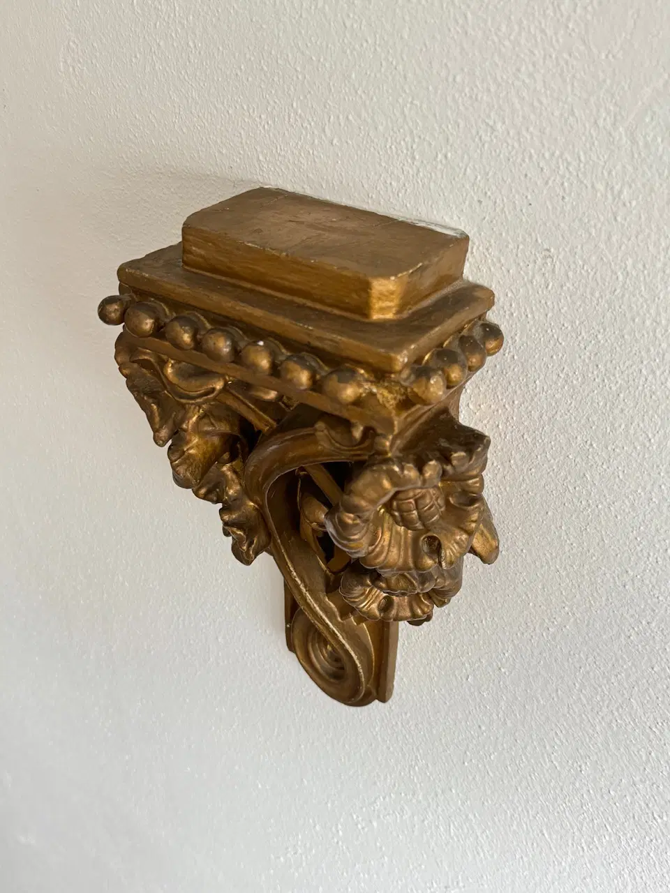 Decorazione Da Parete Piccola Mensola Anni 50 In Stile Liberty In Gesso Dorato - immagine 3