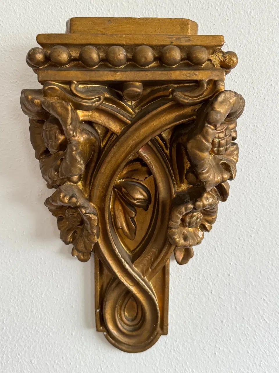 Decorazione Da Parete Piccola Mensola Anni 50 In Stile Liberty In Gesso Dorato - immagine 6