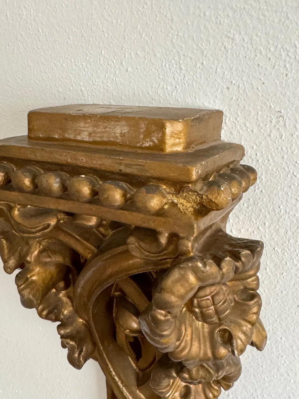 Decorazione Da Parete Piccola Mensola Anni 50 In Stile Liberty In Gesso Dorato - immagine 8