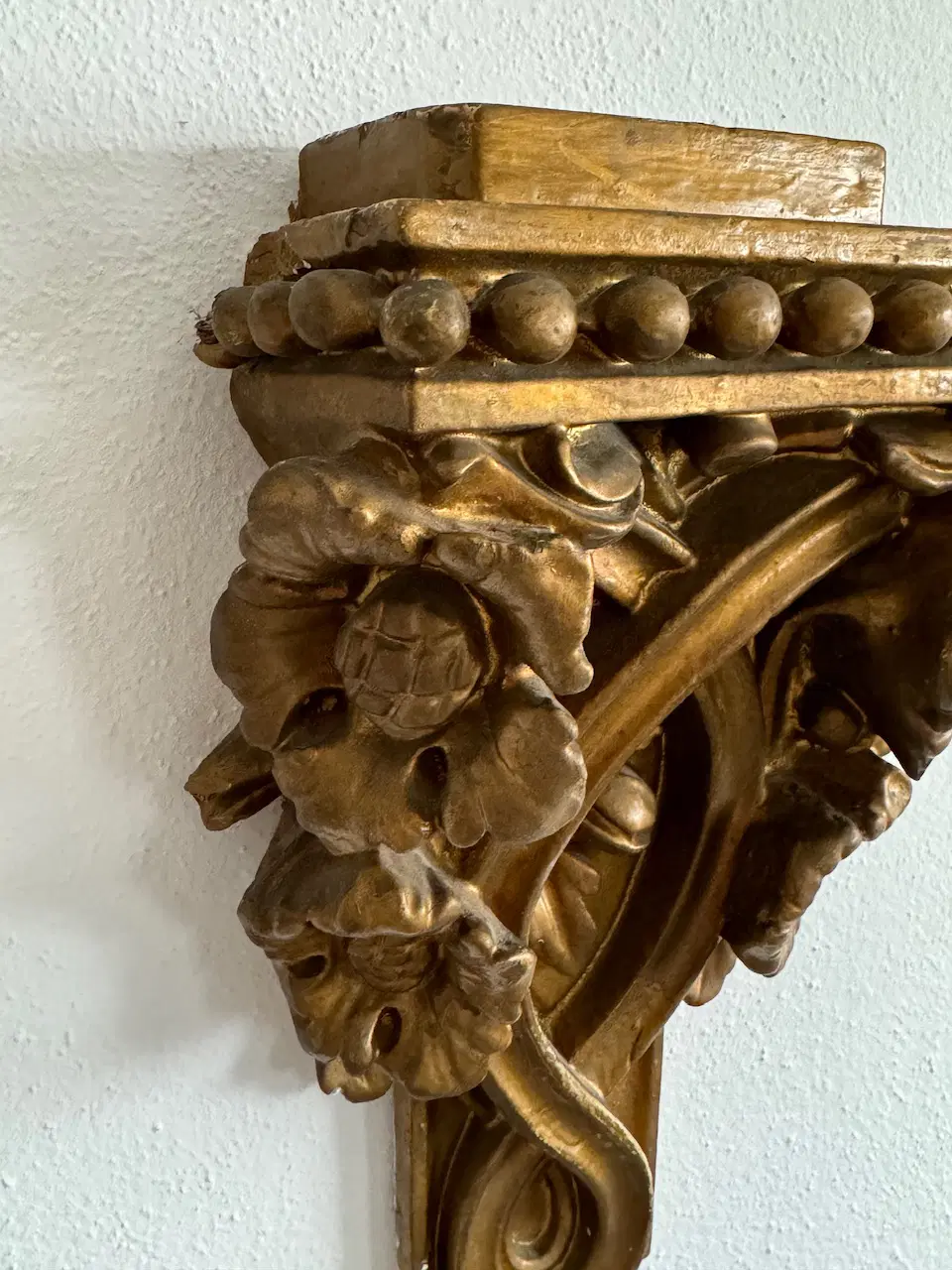 Decorazione Da Parete Piccola Mensola Anni 50 In Stile Liberty In Gesso Dorato - immagine 9