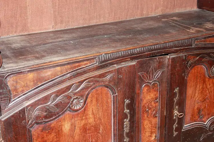 Credenza francese stile Provenzale in noce e radica di noce del 1700 con intagli e vano a giorno - immagine 6
