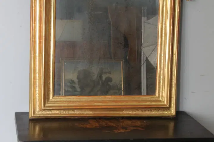 Antica specchiera metà 700 XVIII SEC . Oro zecchino . con bellissima cimasa. Mis 135 x cm 95 - immagine 4