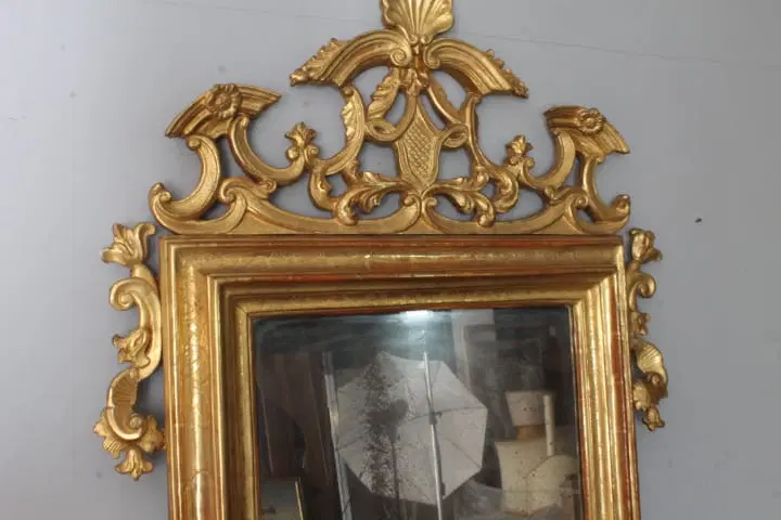 Antica specchiera metà 700 XVIII SEC . Oro zecchino . con bellissima cimasa. Mis 135 x cm 95 - immagine 8