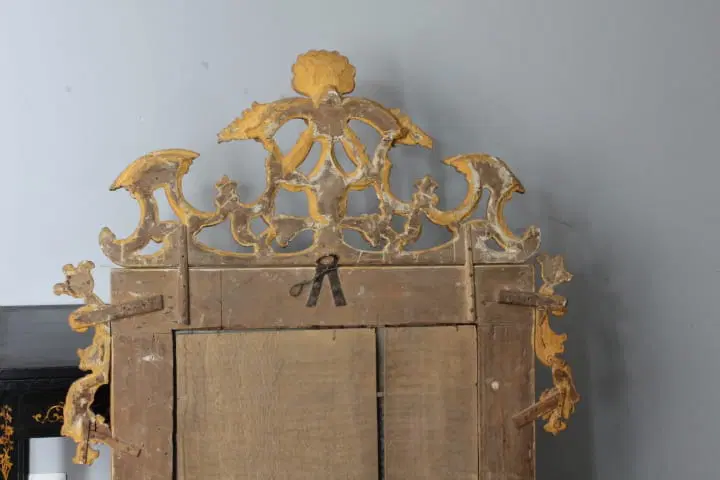 Antica specchiera metà 700 XVIII SEC . Oro zecchino . con bellissima cimasa. Mis 135 x cm 95 - immagine 9