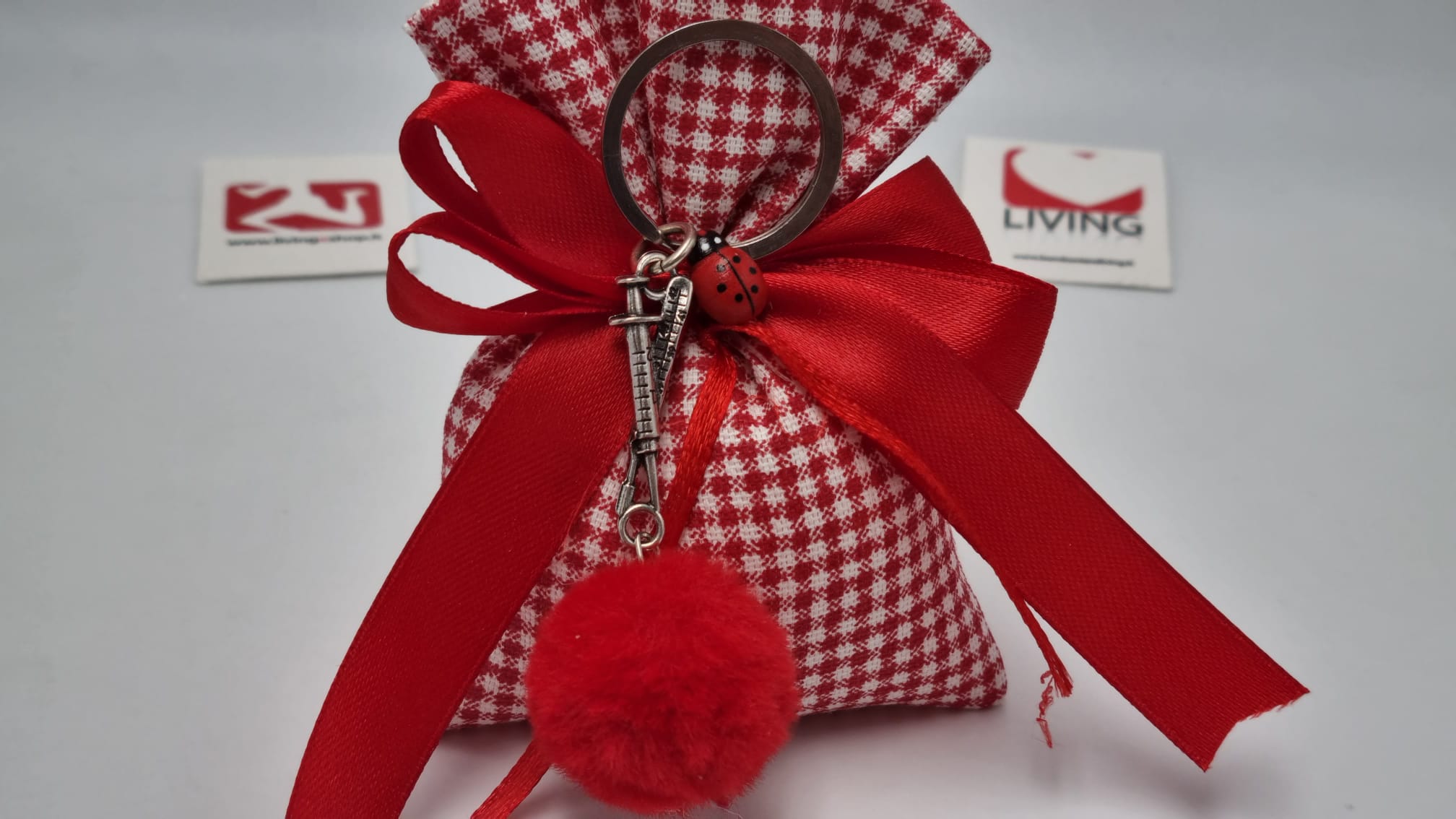 Bomboniera laurea portachiavi pom pon siringa e termometro - immagine 2